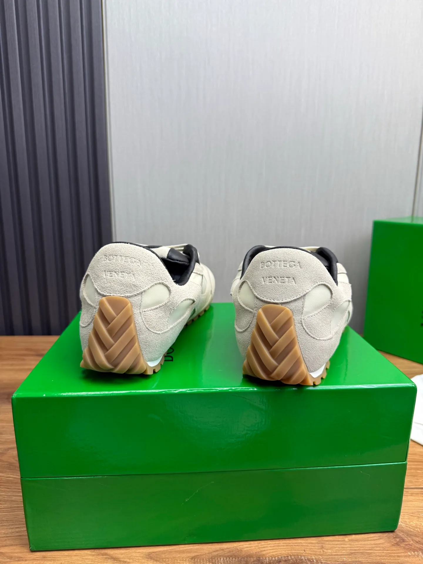 Men's men's shoes💰540💰 Bottega Veneta｜BV's new Forrest Gump shoes. Dexun shoes🩷💚 Sneaker technology nylon and suede, inspired by retro sneakers, light, comfortable, breathable and essential item. Original wear-resistant and non-slip rubber outsole❕❗️ Size: Female 35-40 (40 is custom-made and cannot be returned) Male 39-45 (45 is custom-made and cannot be returned or exchanged)
